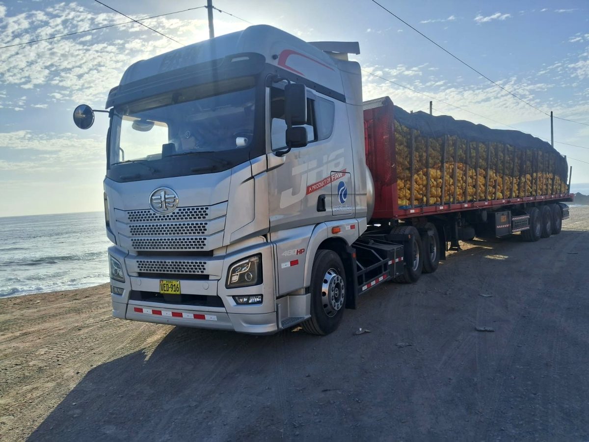 Tracto plomo con semirremolque cargado de sacos de cebolla