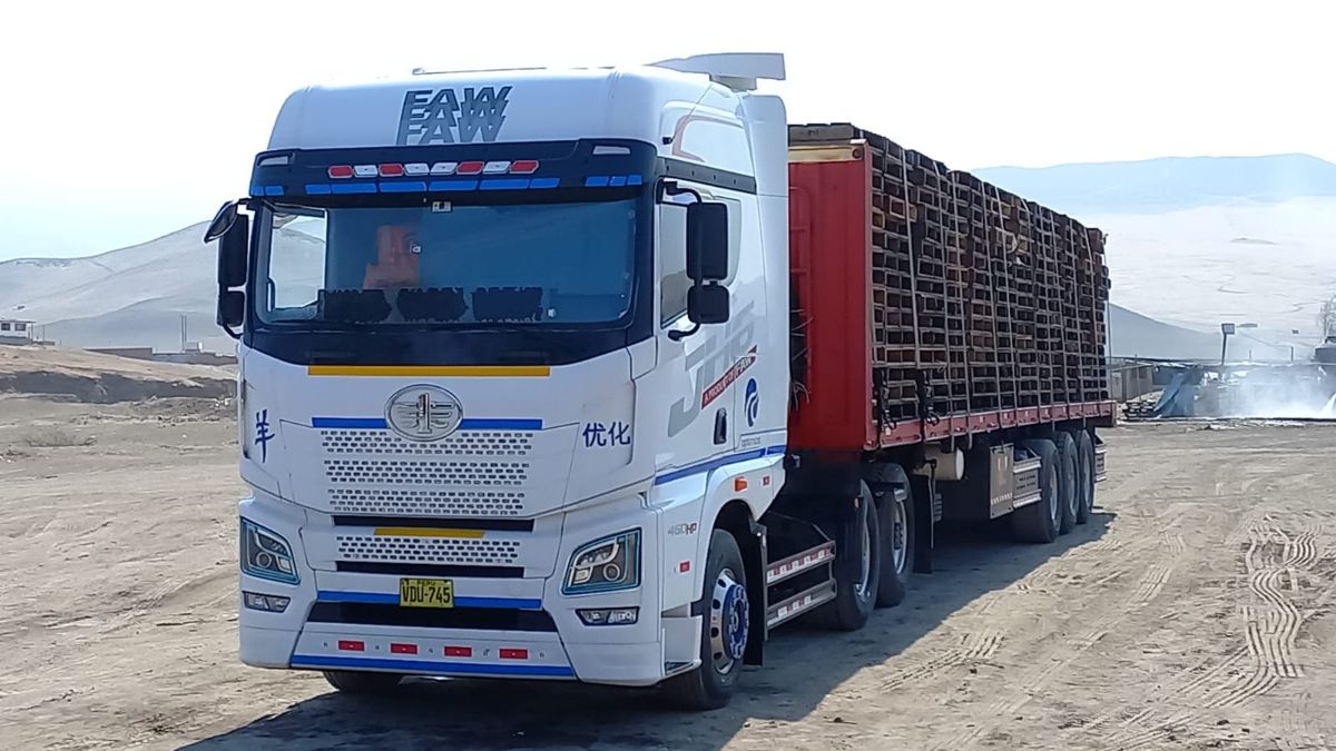 Tracto con carga de consumo masivo