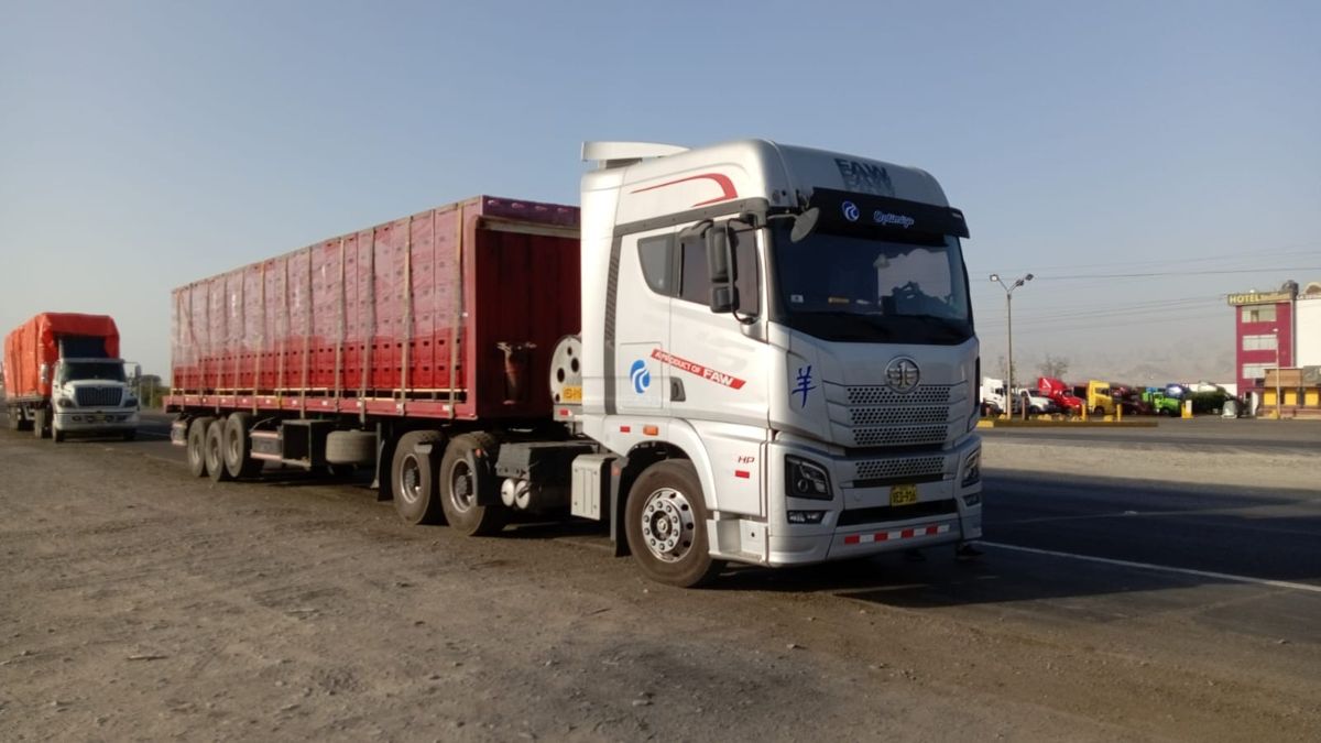 Tracto plateado con semirremolque en carretera