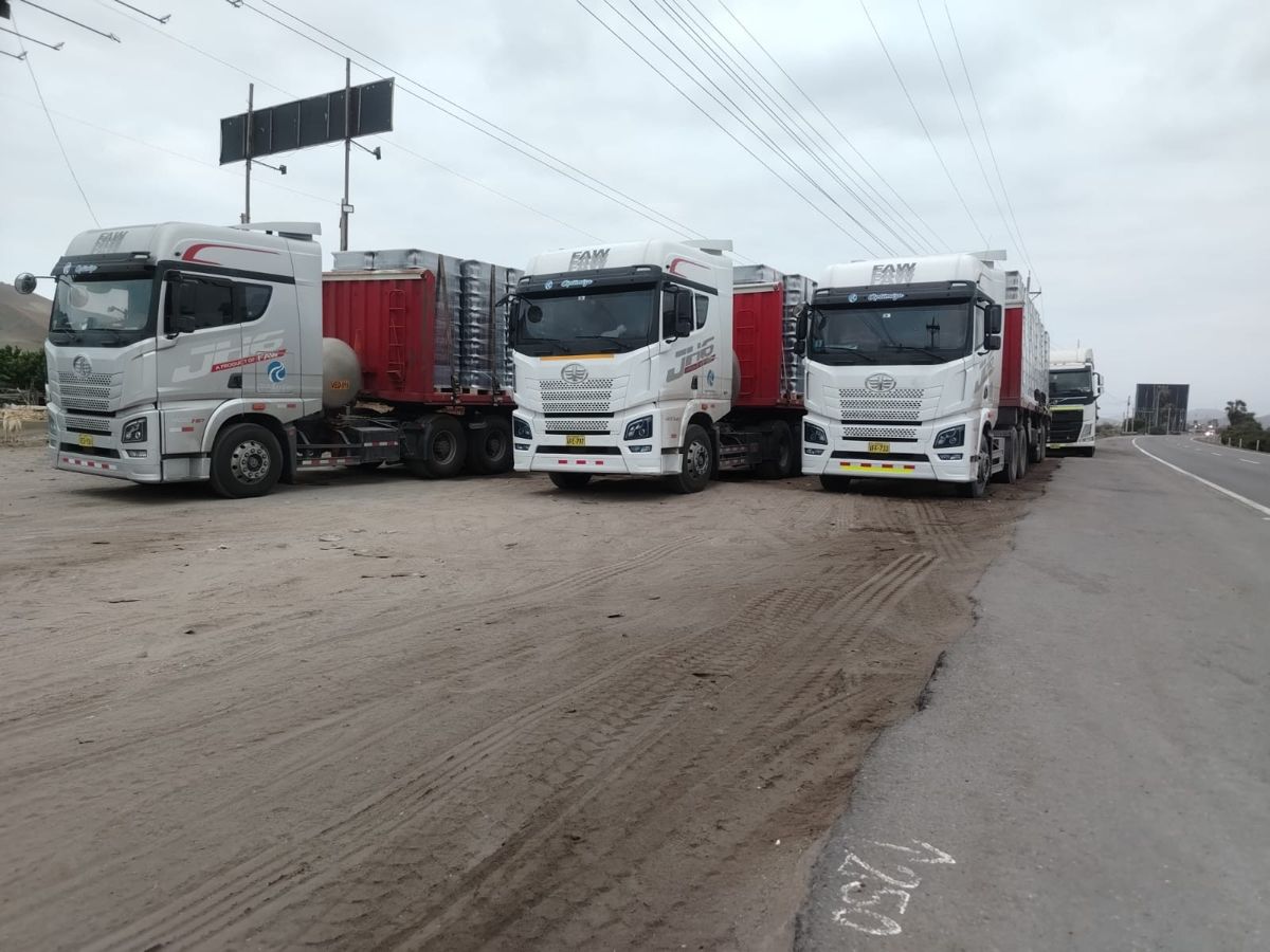 Tres tractos de la flota Optimiza estacionados en fila