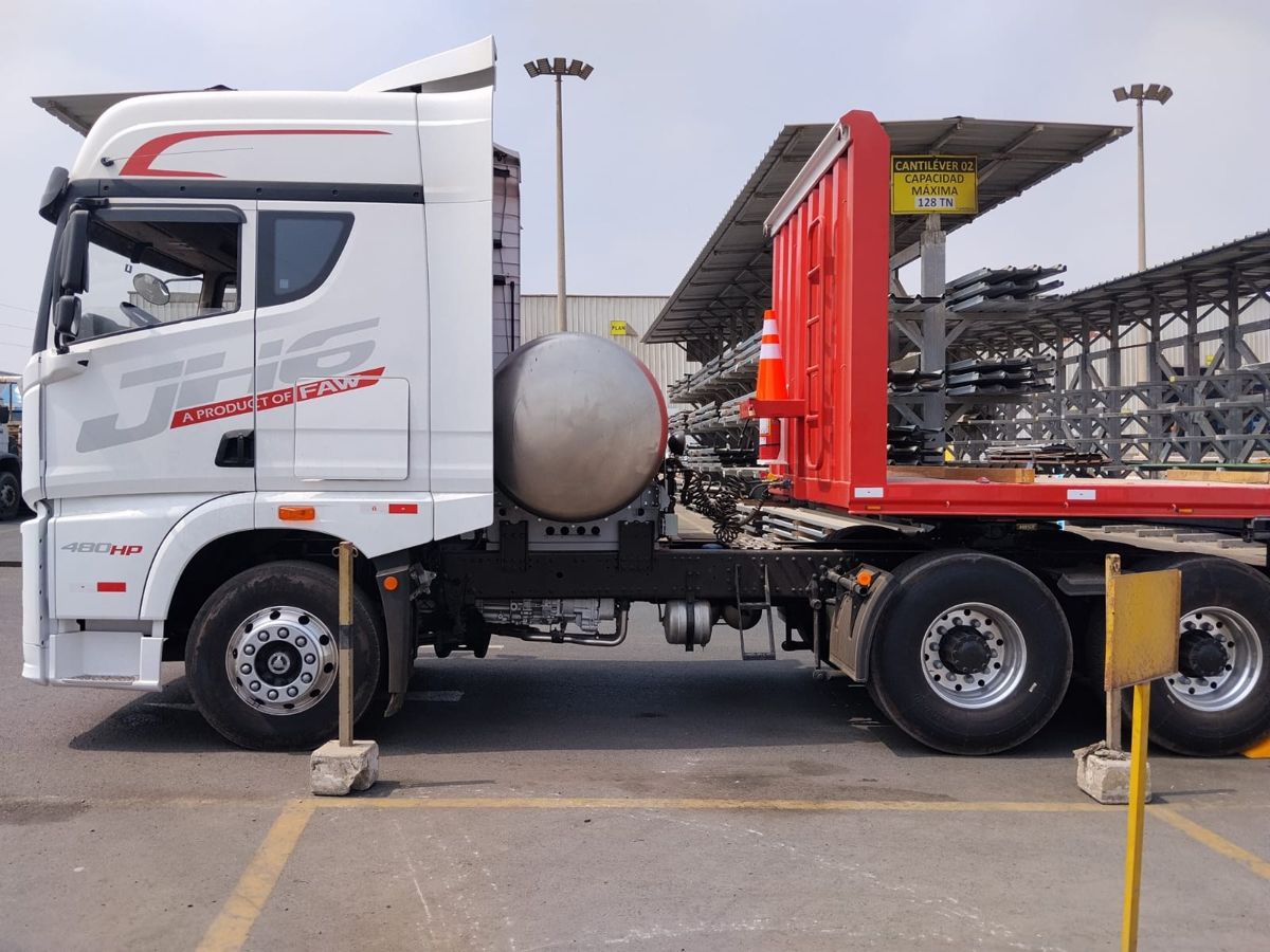 Vista lateral de tracto a GNL con plataforma