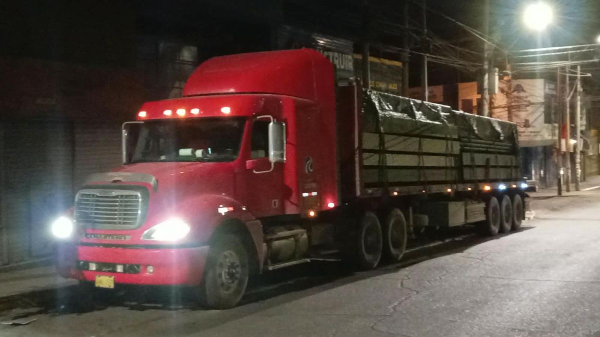 Tracto en operación nocturna con carga