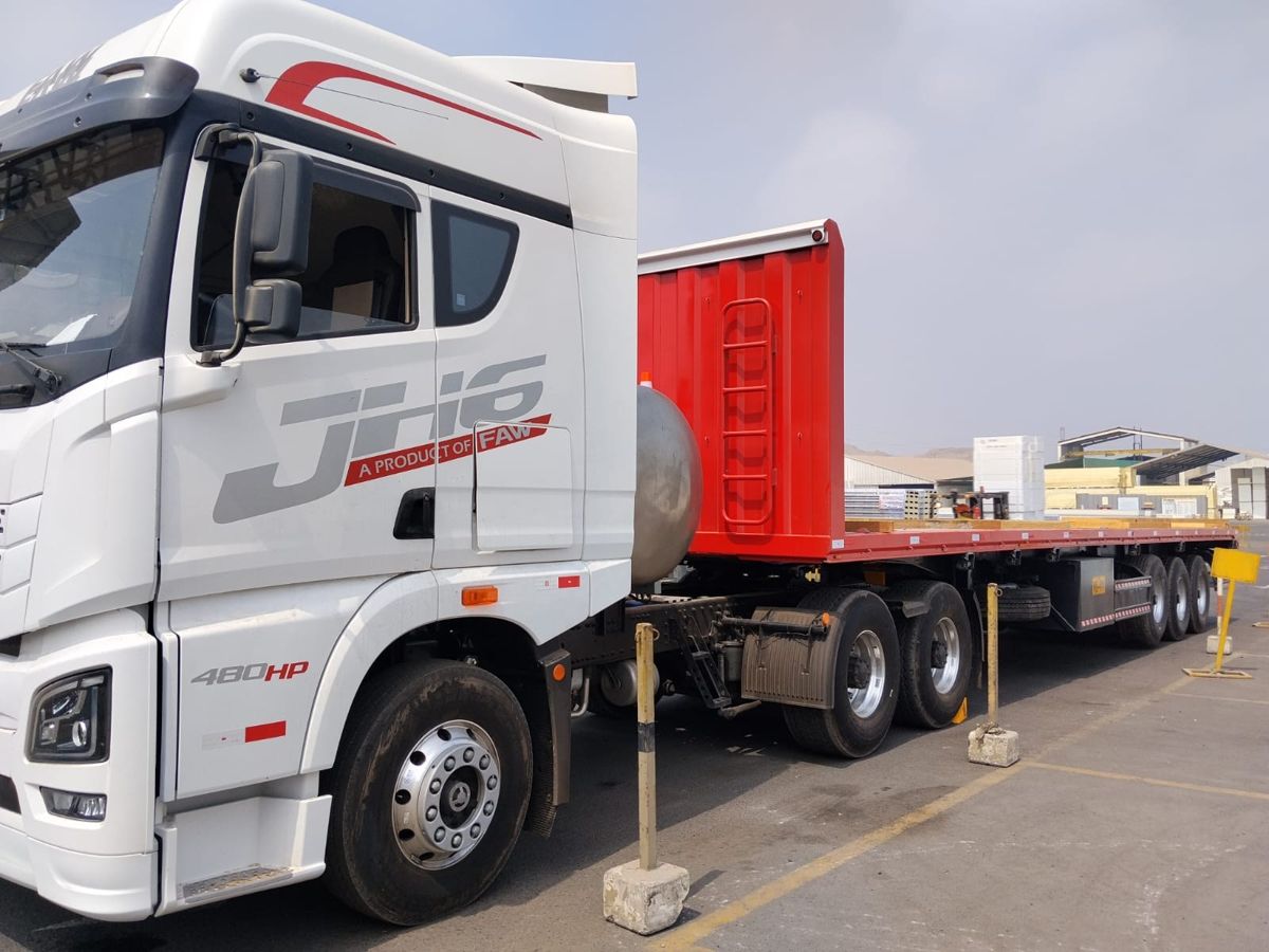 Tracto blanco con plataforma roja